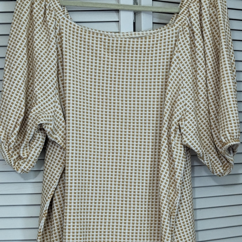 Ava Viv 3x buff sleeves golden and cream colored top